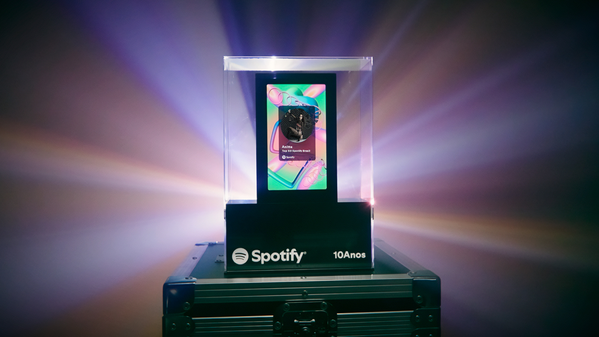 Spotify Bloco Awards trophy: a screen inside a lit acrylic case on a Spotify flight case